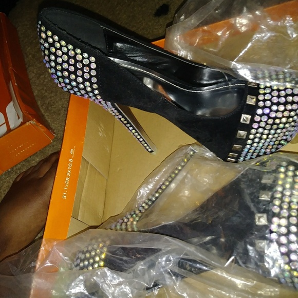 Heels - Picture 4 of 4